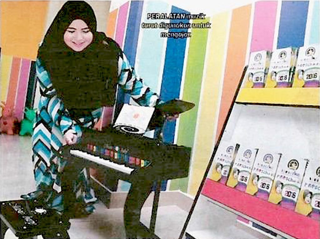 Puan Marzira dan peralatan muzik Nimblebee